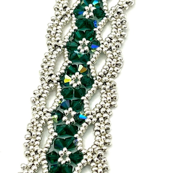 HAND CRAFTED Silver Beaded Lace and Green Crystal Bracelet - Picture 4 of 7